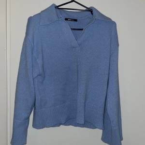 En blå stickad tröja från Gina Tricot i storlek s. Den har vida ärmar och är inte så stor i passformen. Den kommer inte till användning så ofta och därför väljer jag att sälja den!