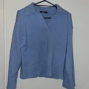 En blå stickad tröja från Gina Tricot i storlek s. Den har vida ärmar och är inte så stor i passformen. Den kommer inte till användning så ofta och därför väljer jag att sälja den!