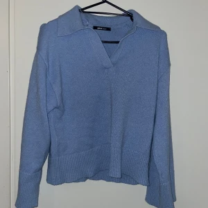 Blå stickad tröja  - En blå stickad tröja från Gina Tricot i storlek s. Den har vida ärmar och är inte så stor i passformen. Den kommer inte till användning så ofta och därför väljer jag att sälja den!