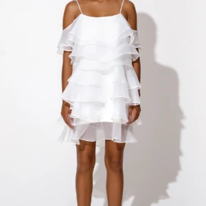 Klänning - Säljer denna fina oanvända klänningen med prislapp på  från by malina. Nypris 2599kr☺️