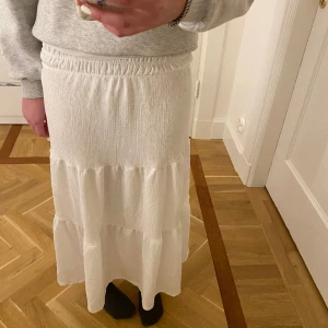 Långkjol  - Säljer denna jättefina långkjolen från Gina Tricot🫶🏻 Den har kommit till användning ca 2 gånger på grund utav att den är för kort för mig, jag är ca 165. Den är köpt för 300kr😊 pris kan diskuteras!