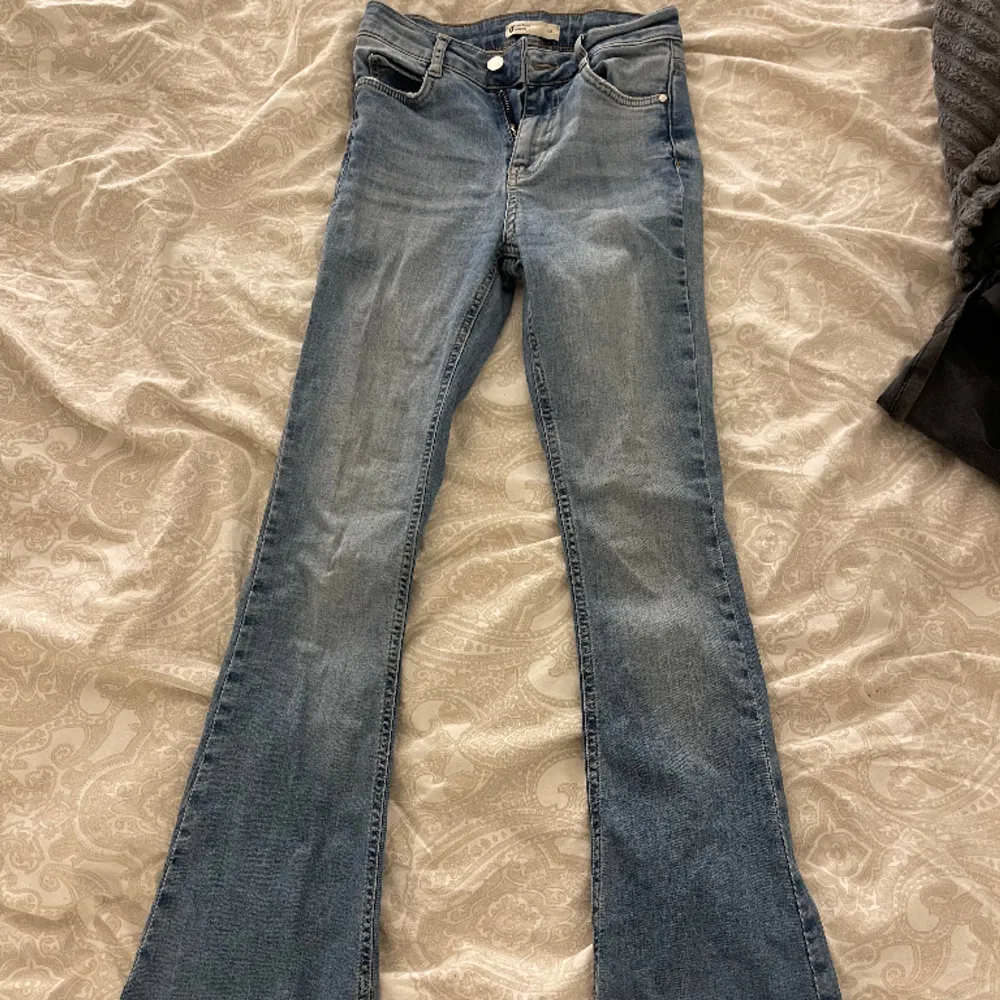 Ljusblåa bootcut jeans från GinaTricot, säljer då dom tyvärr är alldeles för små för mig, skriv vid intresse❣️. Jeans & Byxor.