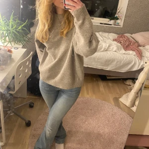 Stickad tröja - Superskön och fin stickad tröja ifrån H&M i lite beigeaktig färg, storlek M men funkar på mig som S oversized💕
