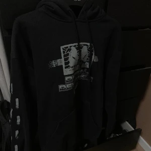 Carhartt hoodie - Använd 1 gång så den är i super skick, riktigt lyxigt material 100% cotton så tvättas i 30 grader. Köpt för ungefär 1 år sen för 1500kr på kennedies. Storlek S men det är oversized stil så passar M också.