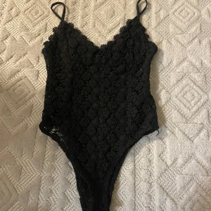 Body från H&M  - Fin body från H&M perfekt till sommaren med några snygga byxor eller kjol till. Använd fåtal gånger då den var för liten för mig. Storlek xs