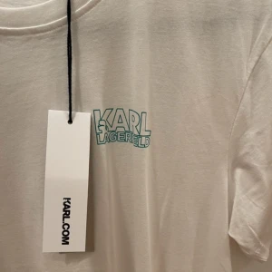 Karl Lagerfeld  - Oanvänd med lapp kvar, givetvis äkta! Loggan är i grönt 