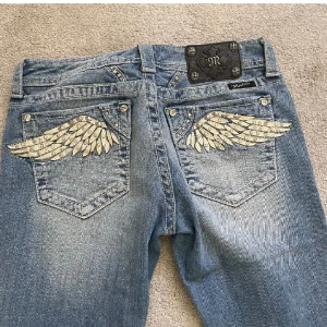 Miss Me Boot jeans - Mina favoritjeans som tyvärr inte passar längre, hann använda dem ungefär 3 gånger, som nya. Ljusblå, Första bilden visar bäst. Lågmidjade i modellen ”Boot”.  Passar Xs/S. Skriv vid frågor/fler bilder🥰 Säljer även True Religion Jeans. 