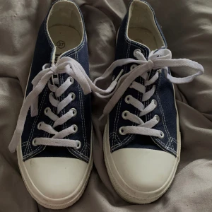 Sneakers - Mörkblåa sneakers i stl 37. Lite smutsiga men inte använda många gånger.