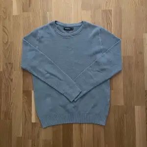 En ljusblå sweatshirt som är från dressman. Används väldigt sällan eftersom den är för liten. Storlek: M  Pris kan diskuteras vid snabbaffär