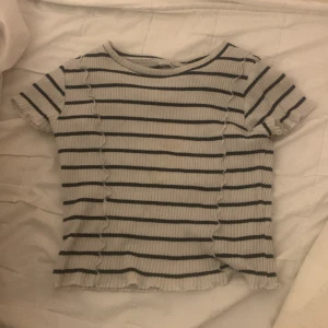 Svart o vit randig tröja🫶🏻🫶🏻 - Köpte på Kappahl för länge sedan, använd, rensat ut min garderob och hitta den. Okej skick. Storlek 134-140. Pris kan diskuteras!!🫶🏻🫶🏻