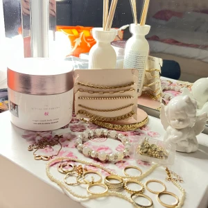 Smycken (armband,ringar, 2 halsband,berlocker och Öronhänge  - Paket pris: 250