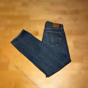 Levis Jeans, modell 501, toppen skick 9/10 knappast använda. Nypris 1100, mitt pris 399 kr. Först till kvarn gäller!