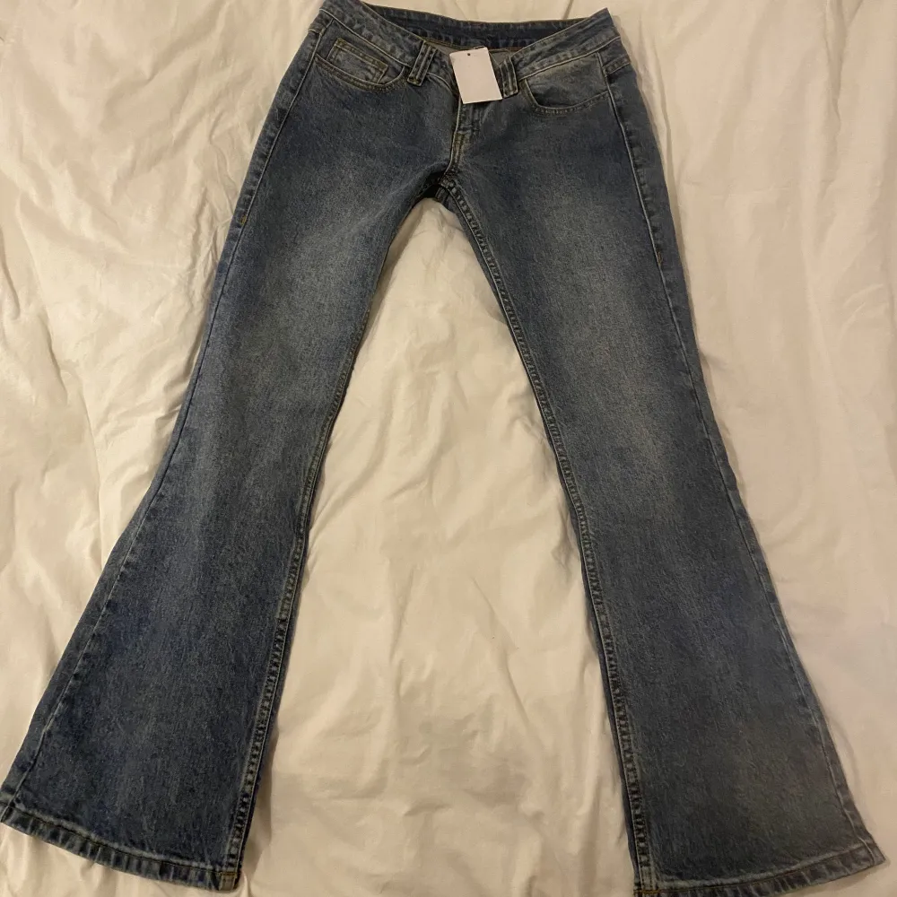 Säljer dessa lågmidjade jeansen, köpta i november men har inte kommit till användning. Aldrig använda med prislapp kvar. Mått: Innerbenslängd:  77 cm, midja tvärs över: 38 cm, gren: ca 20 cm och flare bredd: 24 cm. Köp nu är på!💞. Jeans & Byxor.