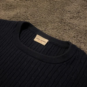 John Henric tröja  - Sjukt snygg kabelstickad John Henric tröja i storlek S. Bra skick 9/10 hör gärna av er vid fler frågor😁