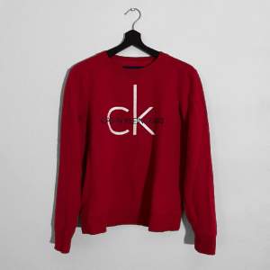 Märke: Calvin Klein Typ: Sweater fran CK med tryck Färg: Röd Strl: S Skick/Övrigt: Nyskick. Använd en gång. Vi finns alltid till hands i PM för fragor och funderingar!