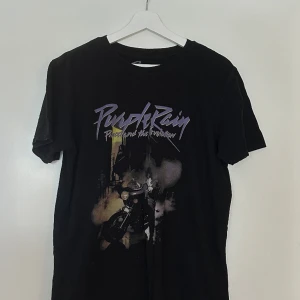 Purple rain t-shirt - T-shirt med Purple rain tryck framtill.