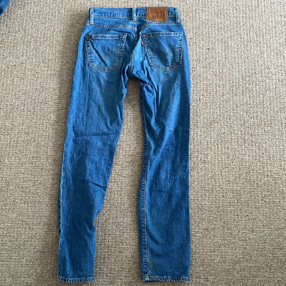 Ett par Levis 511 jeans i storlek 26/30, de sitter slim/regular. Skick 8/10. Dm för frågor eller funderingar:). Jeans & Byxor.
