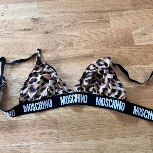 Moschino topp - Skönt material och justerbar, passar många olika storlekar.