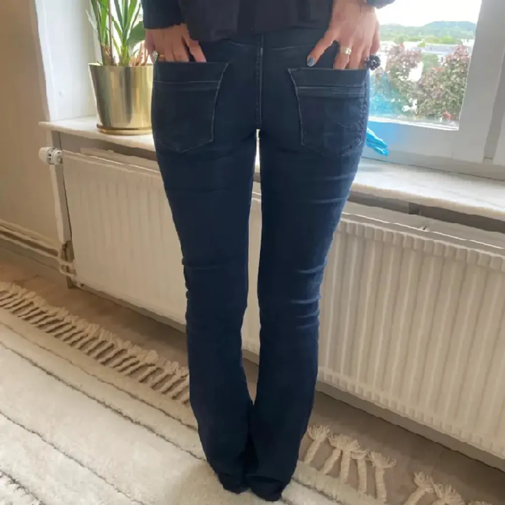 Lågmidjade Ltb jeans i mörblå färg! De är i super fint skick💗 nypris är ca 900!💗 Storlek 26/32, innerbens längd är ca 80cm. tryck gärna på köp nu💗. Jeans & Byxor.
