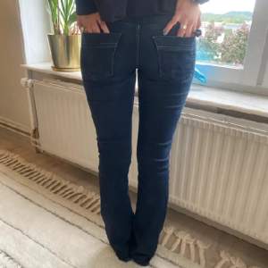 Lågmidjade Ltb jeans i mörblå färg! De är i super fint skick💗 nypris är ca 900!💗 Storlek 26/32, innerbens längd är ca 80cm. tryck gärna på köp nu💗