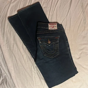 True religion - lågmidjade true religion jeans. fint skick säljer då dom inte riktigt passade mig. (lånade bilder ifrån förra säljaren) Midjemått: 38,5 || Innerbenslängd: 85,5 cm💗 
