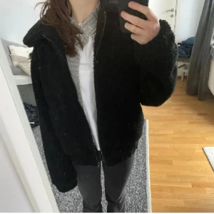 Teddy Jacka - Säljer min svarta Teddy jacka i svart då den inte kommer till användning, den är i fint skick och inga defekter 💗 pris kan diskuteras vid snabb affär!💗 köparen står för frakten 💕