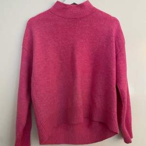 Stickad rosa tröja från Kappahl. Andvänd ett fåtal gånger inga slitage eller fläckar. 