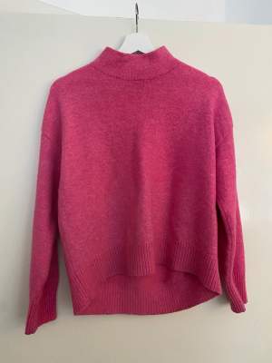 Stickad rosa tröja från Kappahl. Andvänd ett fåtal gånger inga slitage eller fläckar. 