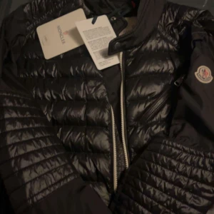Moncler - Sjukt fet moncler jacka i strl. 3. Köpt på NK för några år sedan. Använd ca 5 gånger. Toppenskick. Vid fler bilder/frågor är det bara att skriva //Kba_Closet 