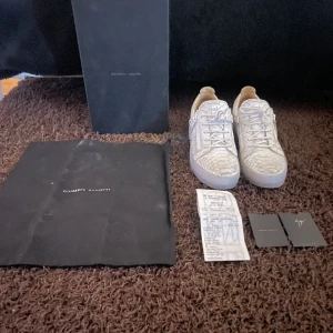 Giuseppe Zanotti skor - Giuseppe Zanotti skor i ormskin⭐️ Nypris:7299kr mitt pris:2499kr⭐️ Allt og finns⭐️ Skick:8/10, skorna har uv slingor och blir olika färger när man är i solen⭐️ Fraktas via Instabox eller PostNord på köparens bekostnad⭐️ Var inte rädd att fråga⭐️