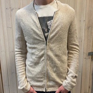 NN07 cardigan - NN07 | Storlek S fits M | Skick 10/10 | Nypris 1200kr Modellen är 182cm och bär vanligtvis S eller M!