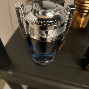 Paco rabbane Invictus legend edp  - Härlig sommar/vår doft. Nypris ligger på runt 1000kr. 100 ml flaska där cirka 80 ml fortfarande återstår.
