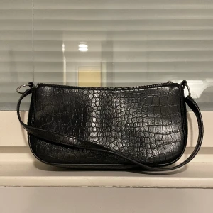 Svart väska - Svart axelväska från h&m