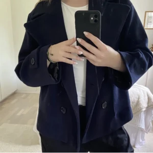 Design by si kappa - Säljer denna jätte fina kappa. Jätte bra skick. Perfekt till våren. Storlek s-m