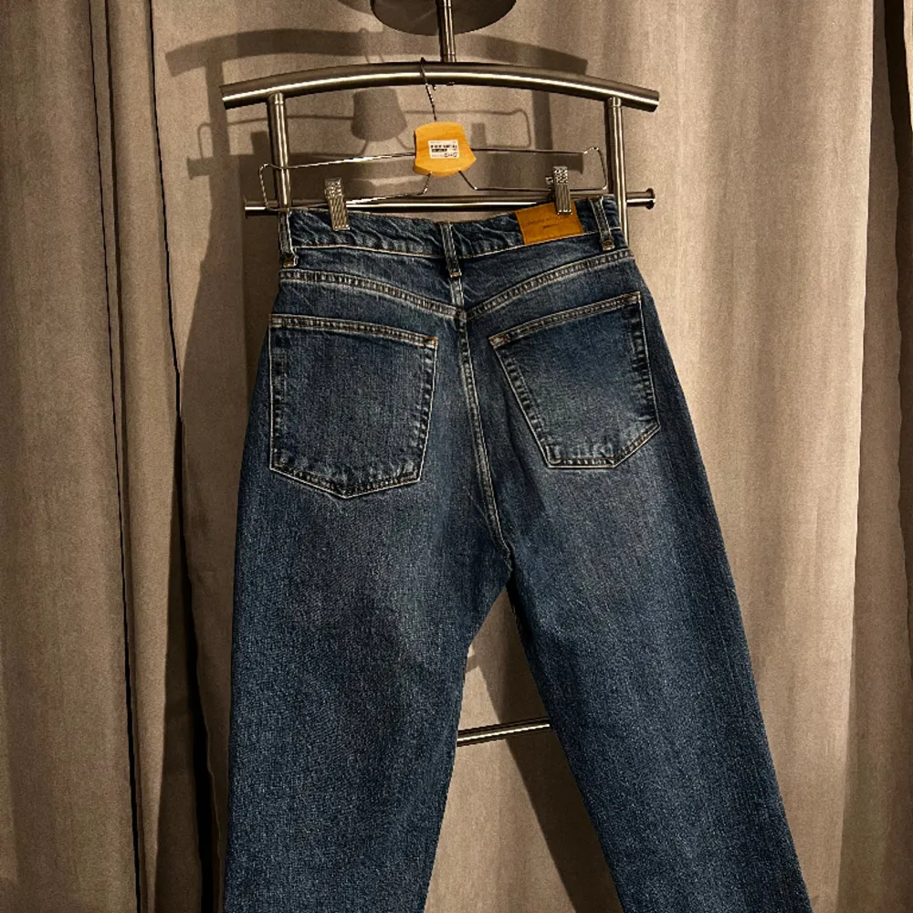 Ett par mörkblå jeans, straight fit i storlek 38. Bra passform fin denim färg.. Jeans & Byxor.