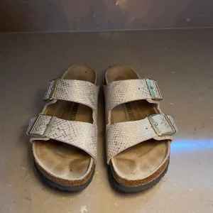 Birkenstock  - Säljer mina birkenstock arizona mf narrow i en beige/guldig färg! Säljer då de är för små på mig! 