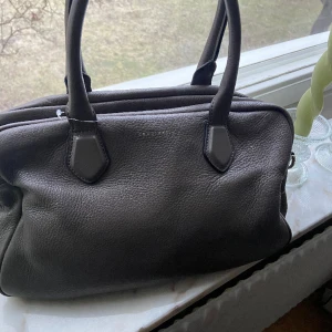 Väska från coccinelle - Snygg och stilren väska! Inga märken eller slitage! 