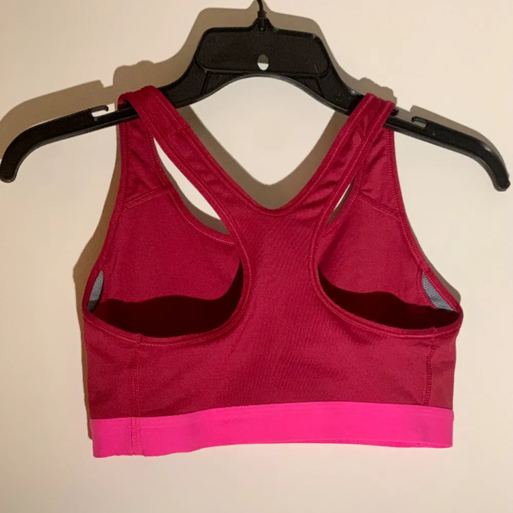 Snygg cerise sport-bh från Nike 💞Storlek S, tight passform. . Toppar.