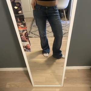 Jättefina vintage lågmidjade jeans!! As najs bootcut🥰🥰jag är 169cm lång som referens! 