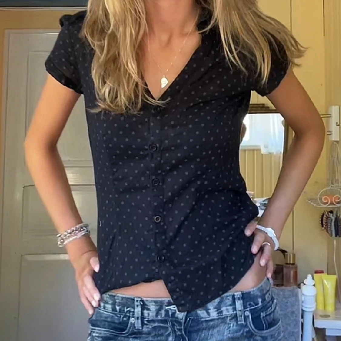 Söt svart prickig blus