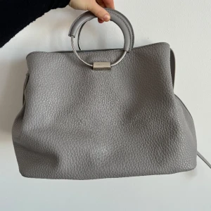 Grå Forelli handväska - Väldigt fint skick, näst intil oanvänd. Köptes för 1100 för något år sen. Köparen står för frakten❤️