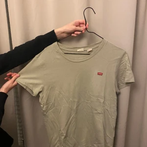 Levis  - En ljus grön t-shirt men rött Levis märke. Färgen syns inte jättebra på bilden så kom privat för fler bilder. Använd få gånger därav ett fint skick❤️