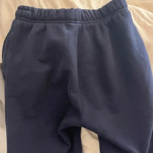Mörk blåa mjukisbyxor från gina tricot - Mycket bra skick. Använda 1-2 ggr ungefär. Perfekt i längden och super sköna att använda både hemma & ute. Super snygga dessutom!