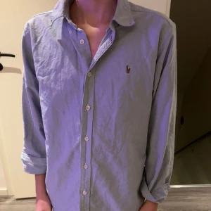 Ralph lauren skjorta  - Fräsch Ralph lauren skjorta i bra skick. Säljer den då den är förlusten för mig. Storlek 18 passar xs/s.