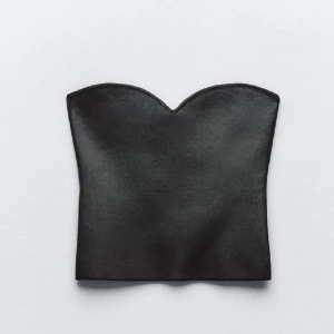 Zara topp - Skit snygg och slutsåld topp fårn zara !! Nyskick då jag inte hinner lämna tillbaka den🙏🏼🙏🏼 den är i typ läder material ?