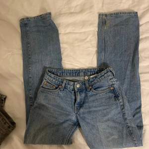 Jättefina jeans från weekday, Lågmidjade och sitter fint på. De har lite fläckar vid benen men bör gå bort i tvätt, därav pris🥰 Använd gärna köp nu! ❤️