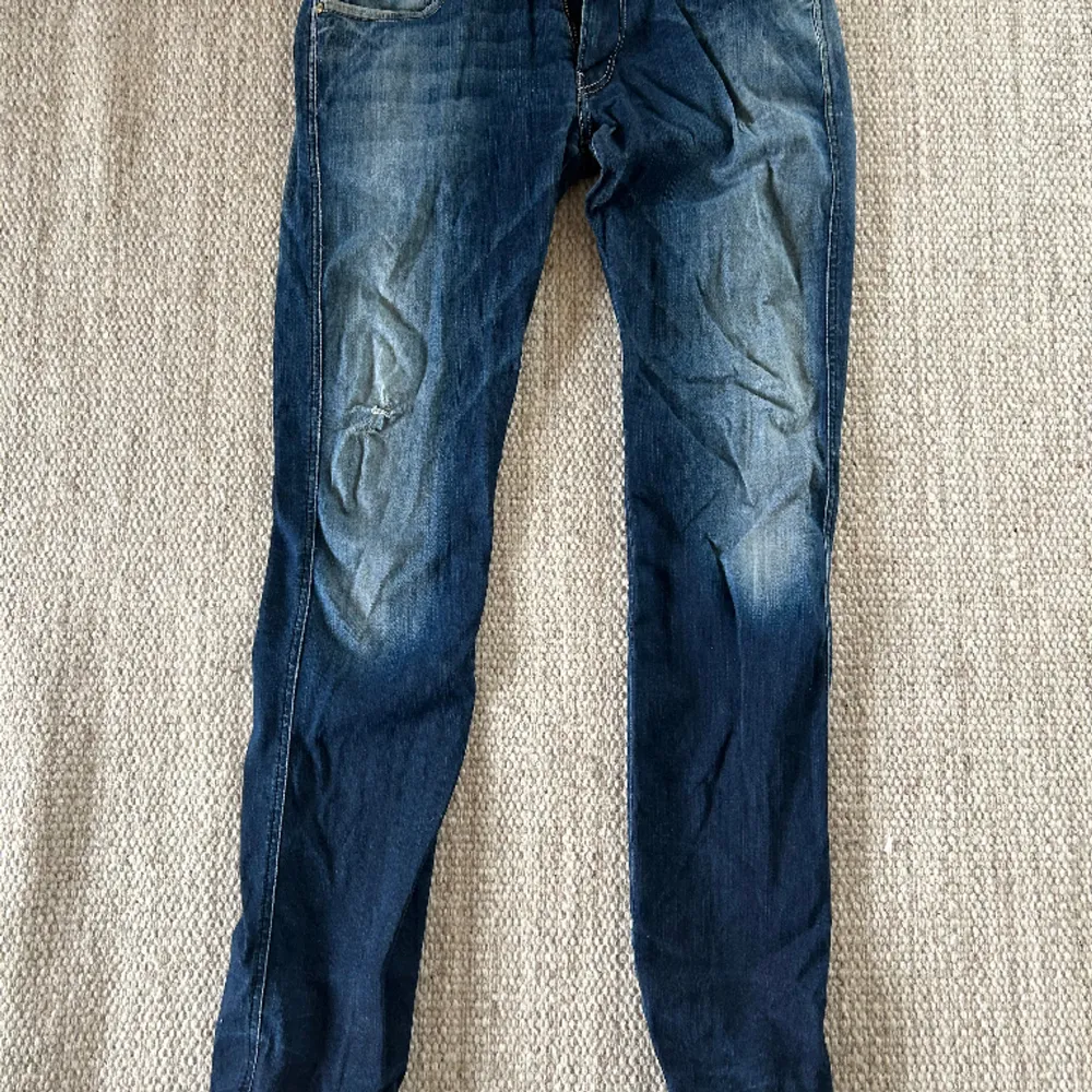 Fet grish replay jeans nu pris 2599 precis ny tvättade därför skrynkliga använda bara några gånger . Jeans & Byxor.