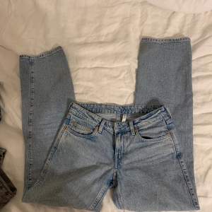 Jättefina jeans från weekday som är lite för stora på mig, har lite fläckar vid benen därav priset. Bör gå bort i tvätten ❤️ Använd gärna köp nu! 🥰