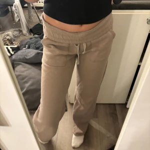 Mjukisbyxor  - Superfina beiga mjukisbyxor från lager 157. Säljer då de inte kommer till användning, super bra skick.💗