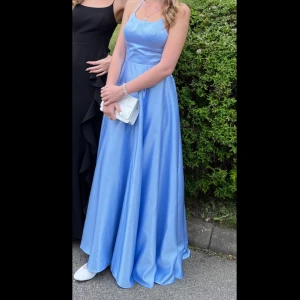 Balklänning - Vacker balklänning.Bär storlek S, min klänning är något tillsydd på grund av för stort djup i rygg och släpet var för långt. Det finns en slits i kjolen.  Väldigt bekväm! Vacker snörning i den öppna ryggen. Originalpris 1 549 kr. skriv för mer bilder